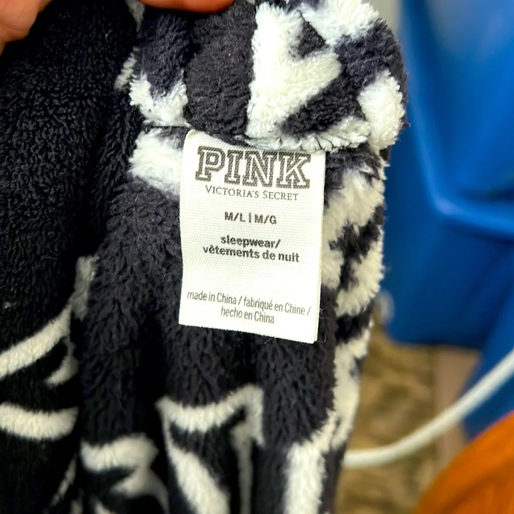 (Sold) V/s PINK robe - Picture 6 of 14